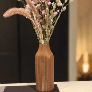 Exclusieve toffee bruine designvaas Sienna Glow van 25 cm hoog, moderne woondecoratie voor een stijlvol interieur