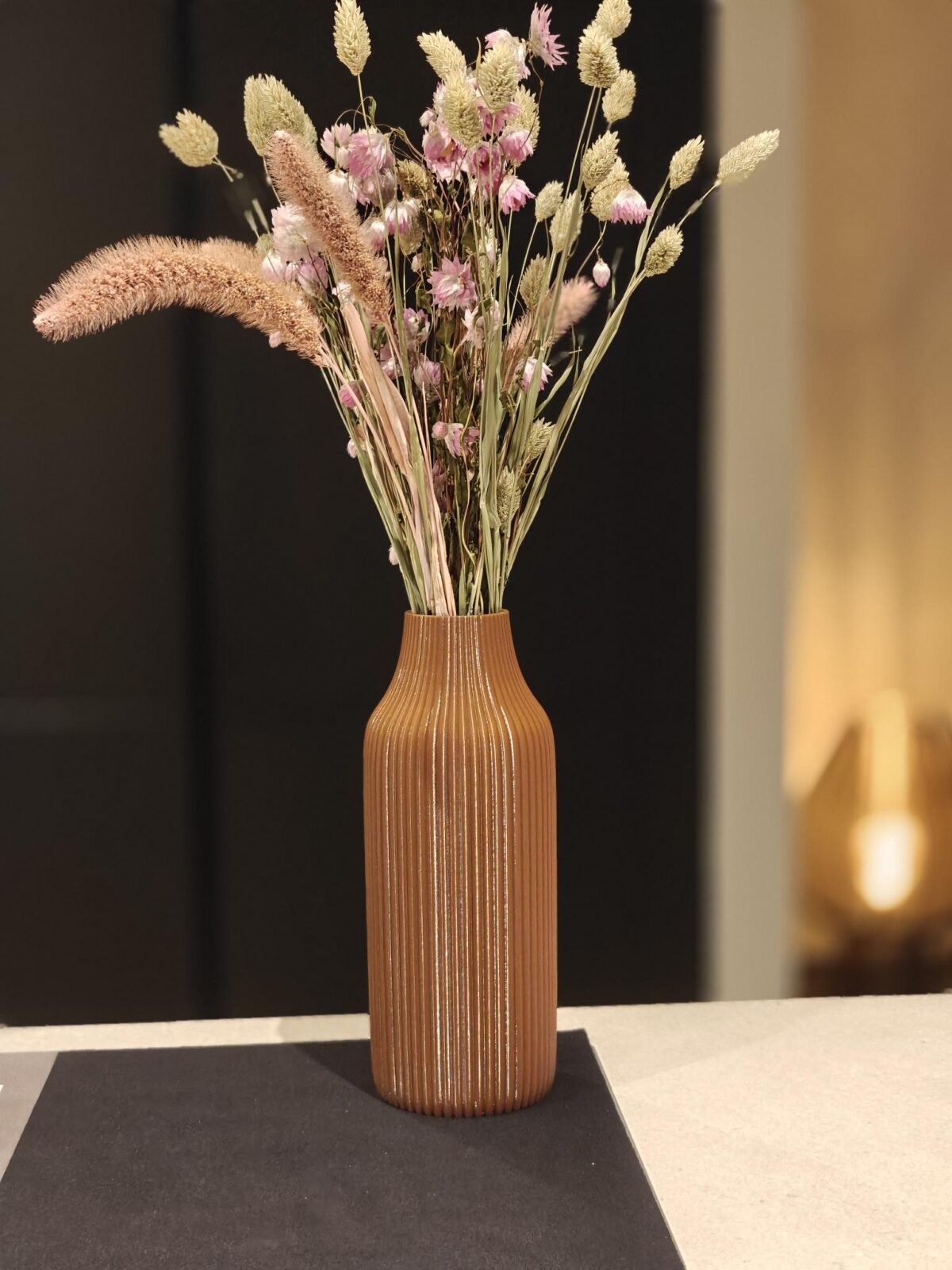 Exclusieve toffee bruine designvaas Sienna Glow van 25 cm hoog, moderne woondecoratie voor een stijlvol interieur