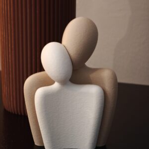 Abstract beeld van twee omhelzende figuren in beige en wit – 13 cm modern decoratiebeeld