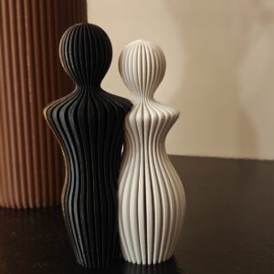 Abstracte zwart-wit duo beeldjes met golvende, gelaagde vormen – moderne interieurdecoratie