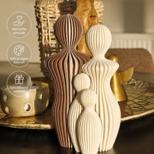 familiebeeldje met 2 volwassenen en 2 kinderen in beige en goud kleur