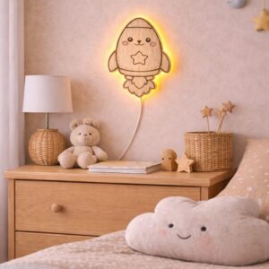 houten kinder wandlamp raket in kinderkamer met warm licht