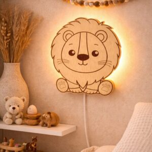 Houten kinder wandlamp leeuw met warm licht op witte achtergrond